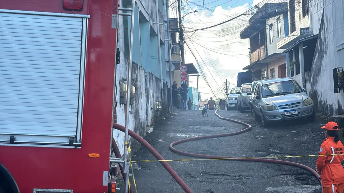 Incêndio destrói residência na Fazenda Grande do Retiro; três pessoas escapam sem ferimentos
