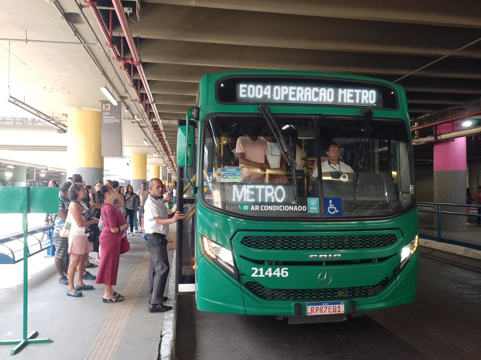 Prefeitura ativa linha de ônibus emergencial após fechamento de estações do metrô em Salvador
