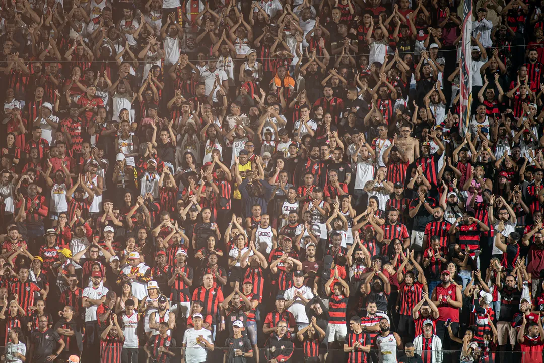 Vitória enfrenta Palmeiras em duelo crucial para se manter longe do Z-4