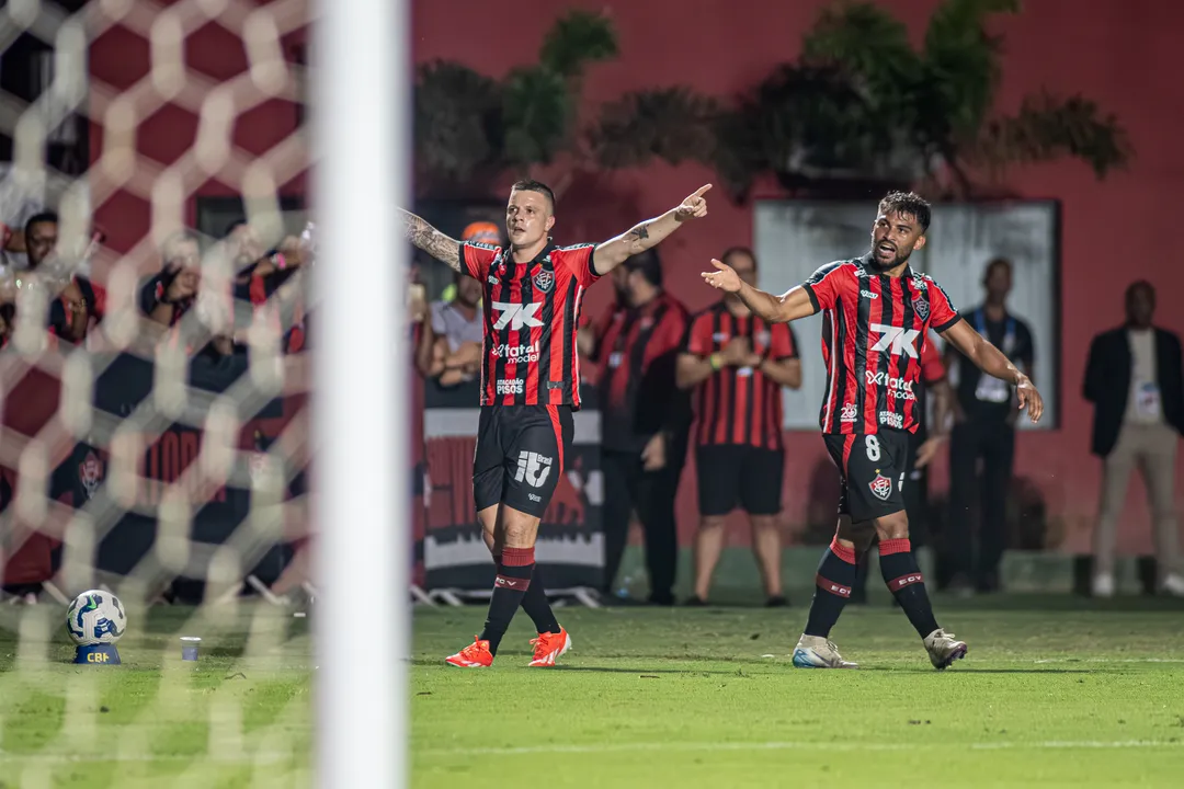 Vitória busca primeira vitória fora de casa contra o São Paulo neste sábado