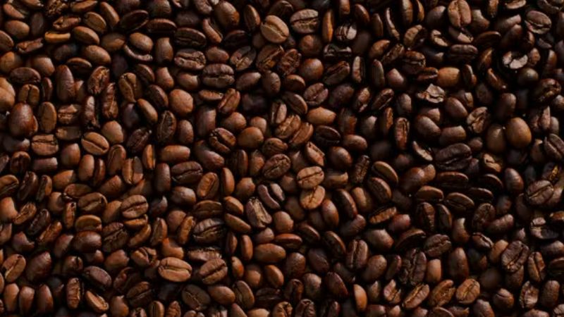 Preço do café registra primeira queda na inflação oficial desde dezembro de 2023, aponta IBGE