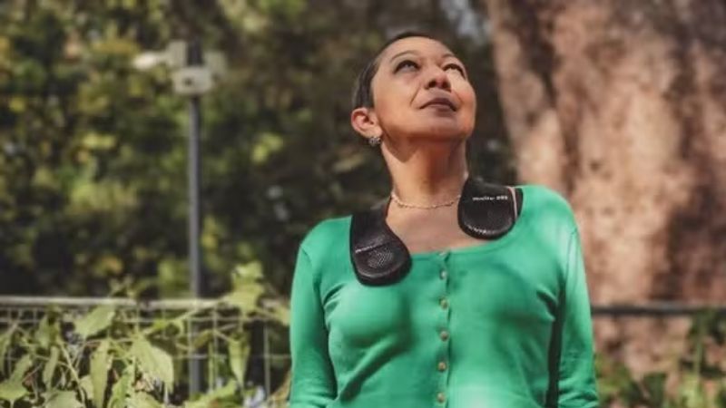 Distonia: mulher vive quatro anos sem diagnóstico e transforma dor em ativismo