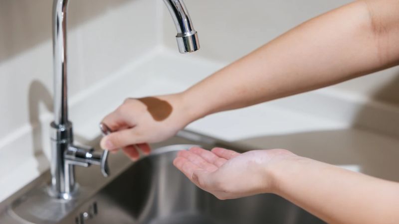 Suspensão antecipada do abastecimento de água causa indignação em Salvador