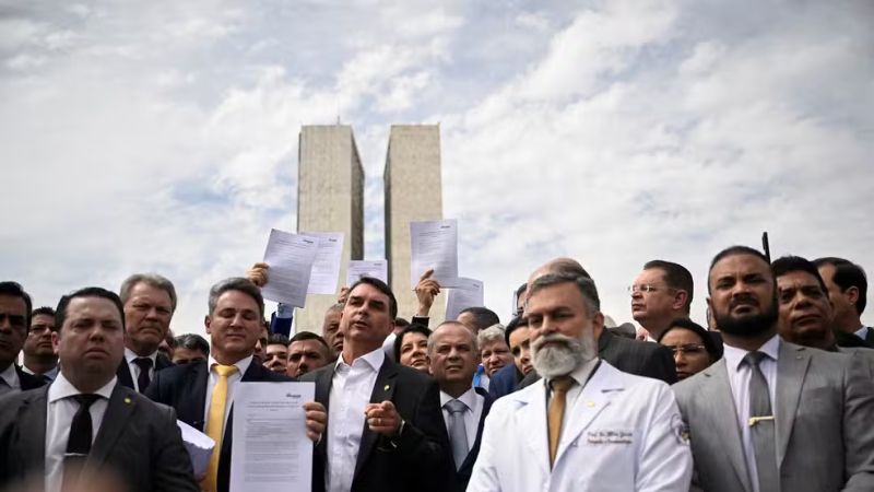 Oposição reage à prisão de Bolsonaro com protestos e medidas legislativas
