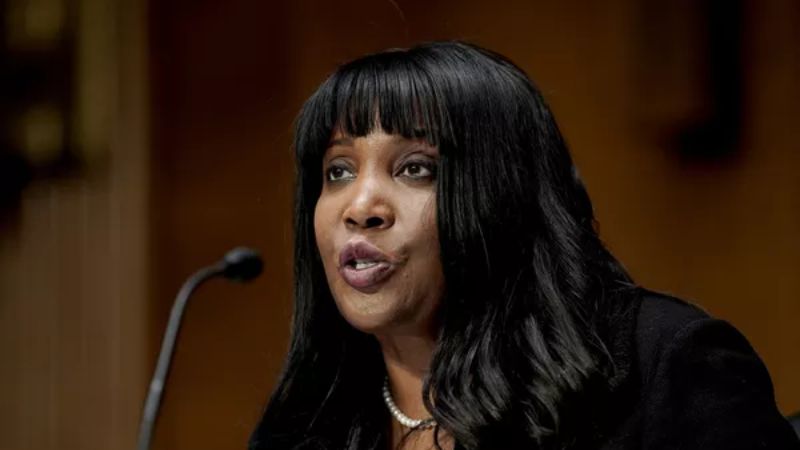 Lisa Cook, primeira mulher negra na cúpula do Fed, contesta demissão anunciada por Trump
