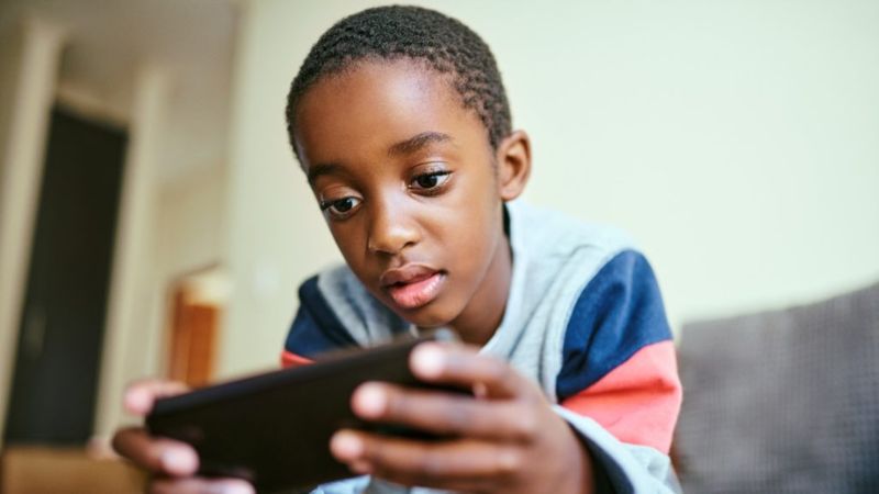 Relatório de PL sobre crianças nas redes sociais substitui ‘dever de cuidado’ e inclui proibição de pornografia e apostas
