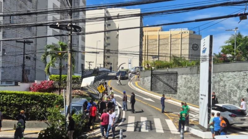 Idosa perde controle do carro e derruba portão do Shopping Barra em Salvador