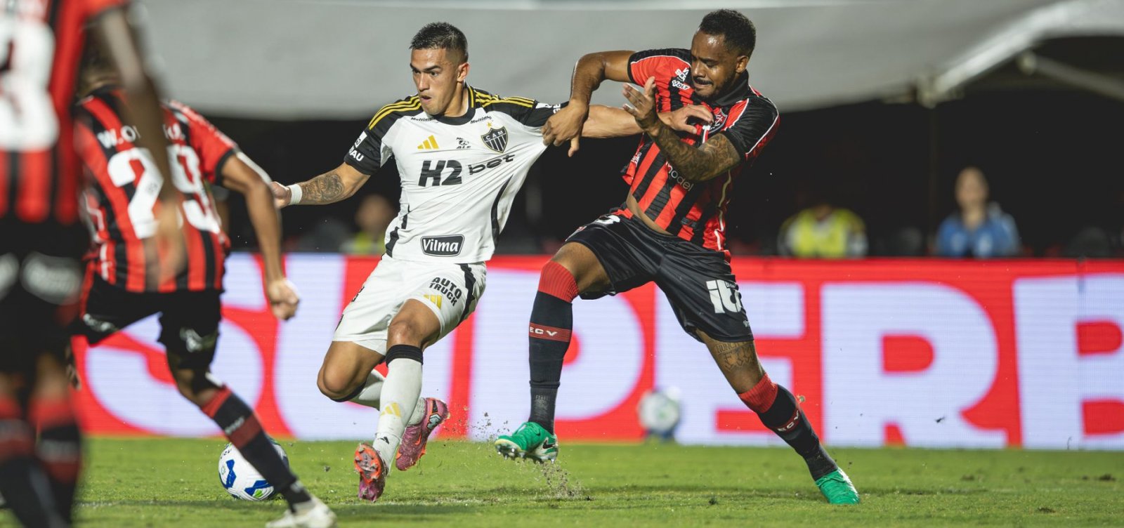 Vitória bate Atlético-MG no Barradão e deixa a zona de rebaixamento