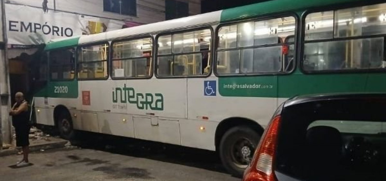 Ônibus colide com prédio e deixa 12 feridos na Boca da Mata, em Salvador