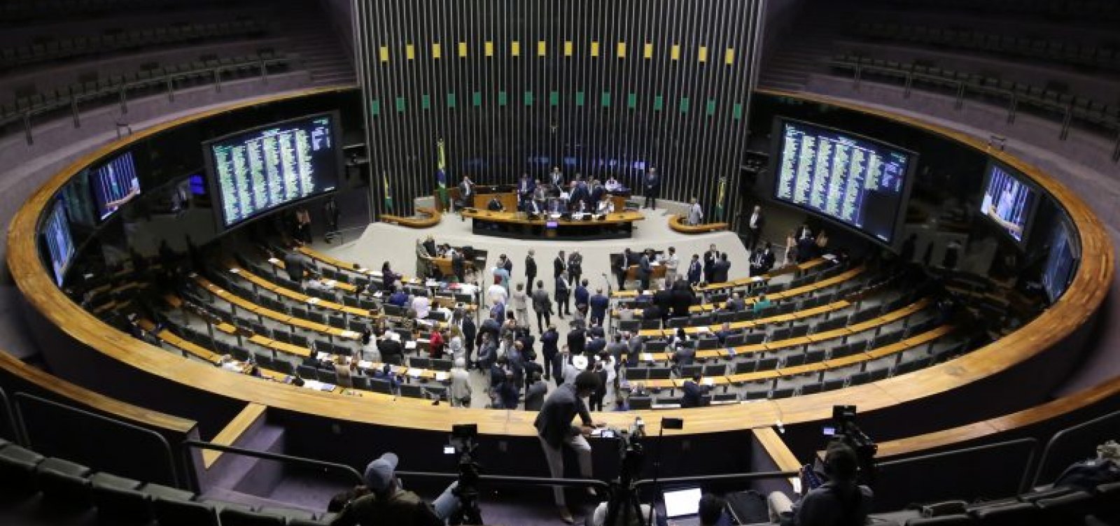 Deputados baianos se dividem na votação da PEC da Blindagem