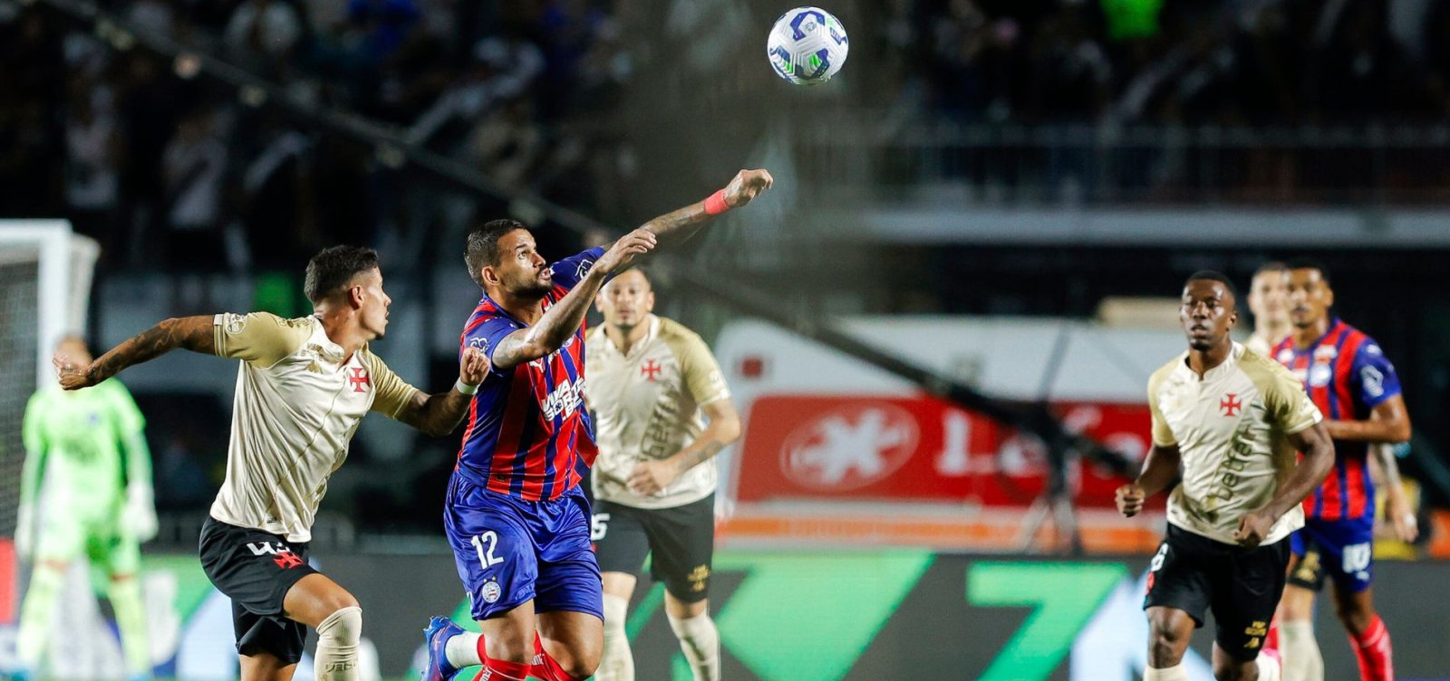 Bahia tem jogador expulso, leva virada e perde para o Vasco no Brasileirão