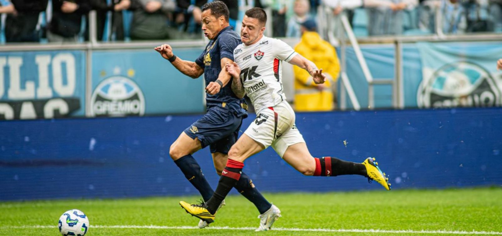 Na estreia de Jair Ventura, Vitória é derrotado pelo Grêmio e se complica na luta contra o rebaixamento