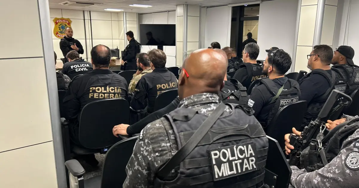 Operação em Salvador mira esquema de fornecimento de armas e munições para facção criminosa