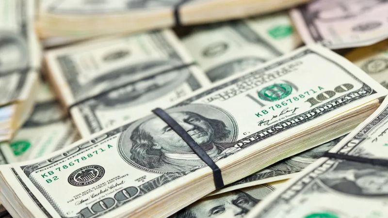 Ibovespa bate máxima e dólar recua após dados de inflação e emprego nos EUA