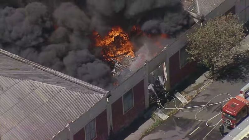 Incêndio de grandes proporções atinge galpão na Lapa, Zona Oeste de São Paulo