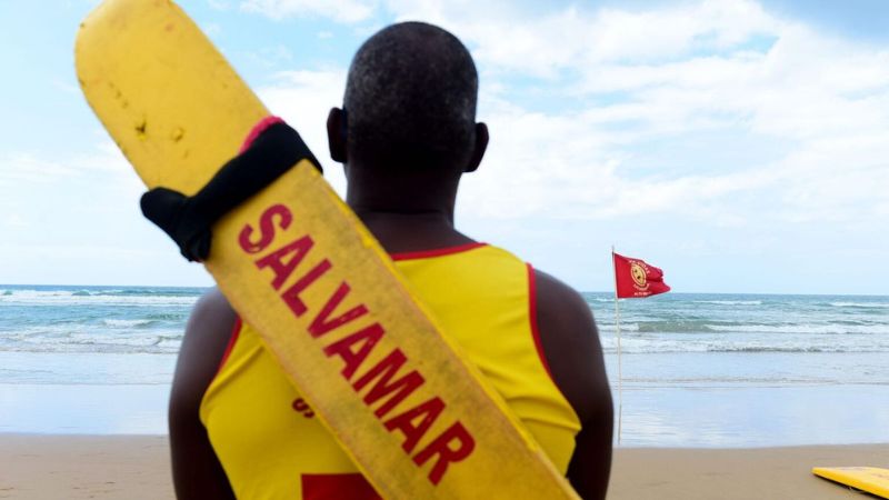 Jovem desaparece após festa na praia de Boa Viagem; buscas continuam nesta segunda-feira