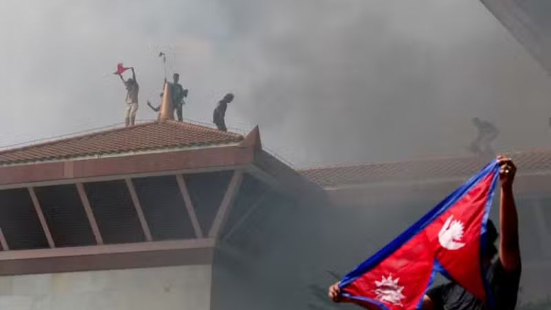 Caos no Nepal: esposa de ex-primeiro-ministro morre queimada durante onda de protestos violentos