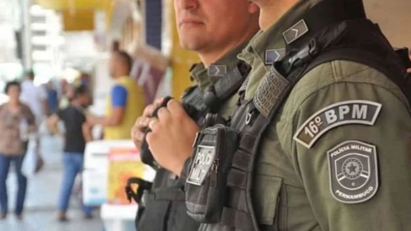 Menino de 2 anos morre em casa e corpo permanece no sofá por 24 horas; pais não prestaram socorro