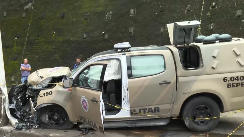 Acidente com viatura da PM deixa dois policiais em estado grave na Avenida Gal Costa, em Salvador