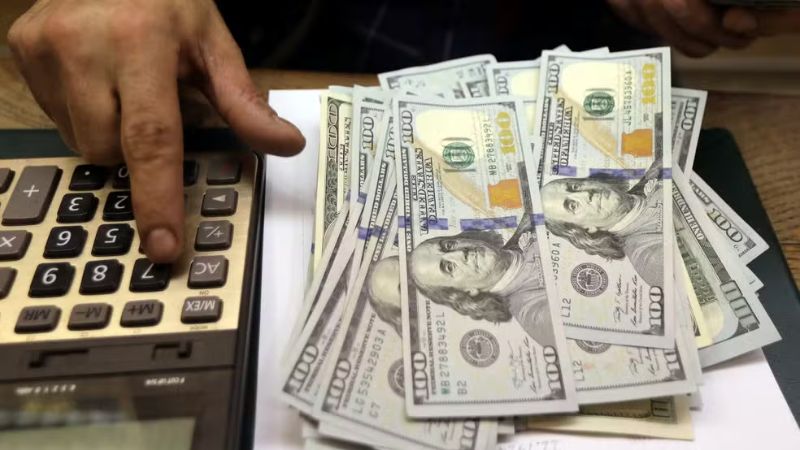 Dólar recua e Ibovespa bate recorde às vésperas da Superquarta; mercado reage a dados econômicos e cenário político