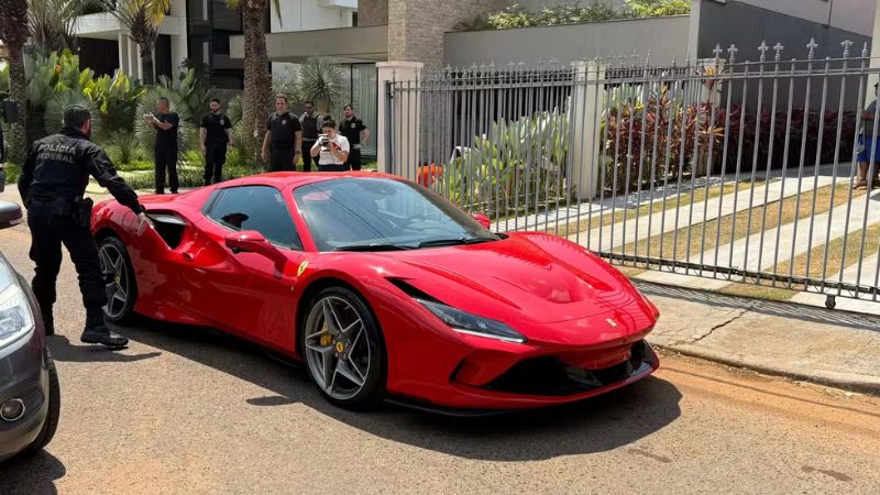 PF apreende Ferrari, carro de Fórmula 1 e milhões em operação contra fraudes no INSS