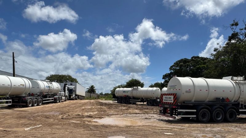 Carretas ligadas ao PCC começam a deixar posto de combustível em Camaçari após megaoperação