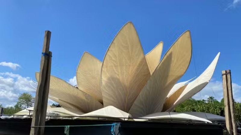 Vitória-régia inspira palco flutuante para show de Mariah Carey em Belém