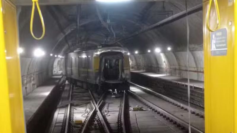 Trem da Linha 4-Amarela descarrila e parte ao meio em São Paulo; operação é parcialmente interrompida