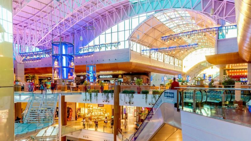 Remoção da escada de vidro do Salvador Shopping gera polêmica entre clientes