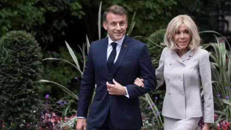 Casal Macron apresenta “prova científica” nos EUA para rebater boato sobre Brigitte