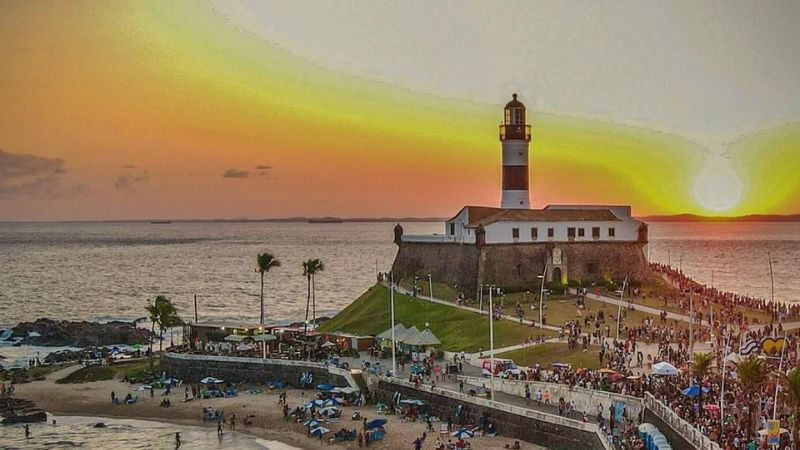 Turista é acusado de filmar mulheres na praia do Farol da Barra; Polícia instaura inquérito