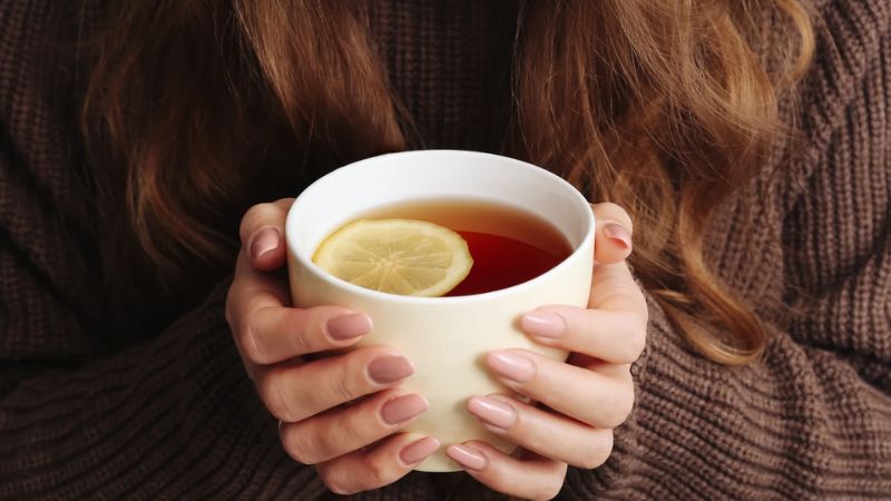 Chá de camomila ajuda a reduzir estresse e açúcar no sangue, aponta estudo