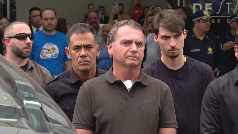 Bolsonaro é internado após crise de pressão baixa e permanece sob cuidados médicos em Brasília