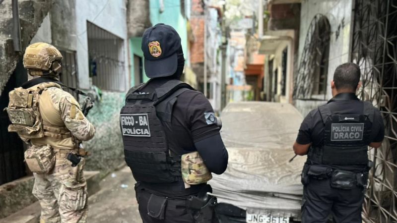 Dupla é presa em Salvador por venda de 60 mil munições a facção criminosa