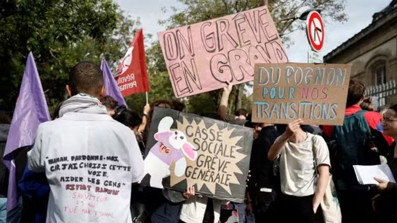 ‘Vamos bloquear tudo’: França vive dia de protestos e greve após nomeação de novo premiê centrista