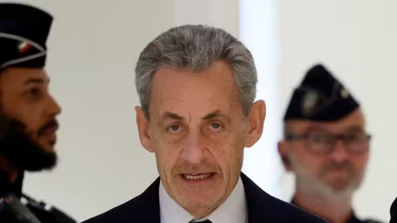 Justiça francesa condena Sarkozy a 5 anos de prisão por associação criminosa em caso de financiamento líbio