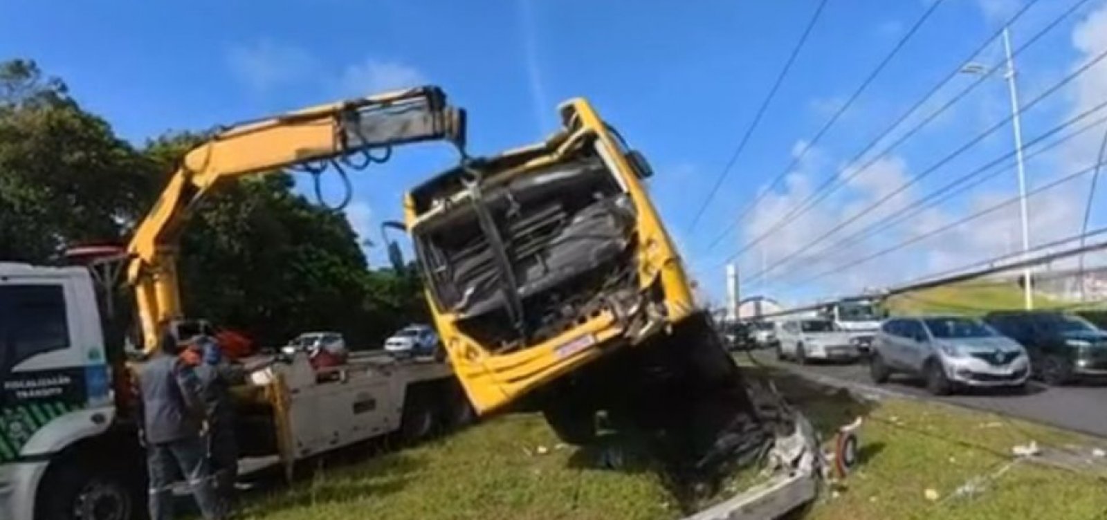 Ônibus colide com poste e causa interdição temporária na Avenida Paralela, em Salvador