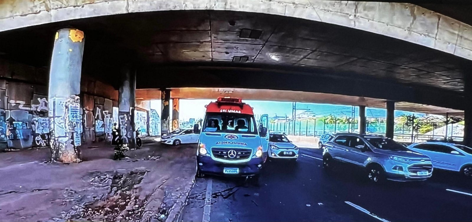 Acidente entre carro e moto causa lentidão na Avenida São Cristóvão, em Salvador