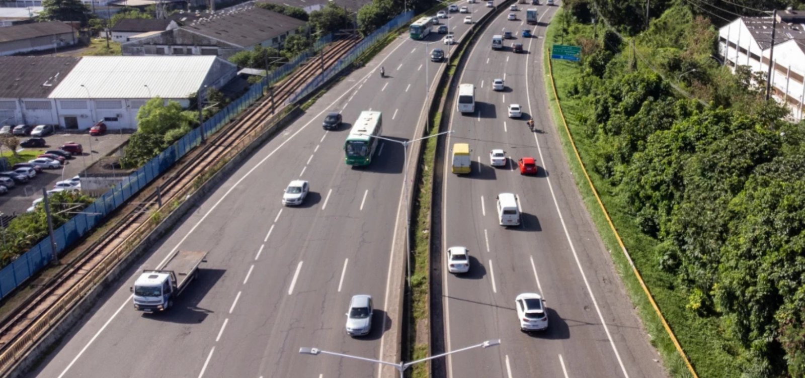 Caminhão tomba em Candeias e causa interdição parcial na BR-324 sentido Salvador