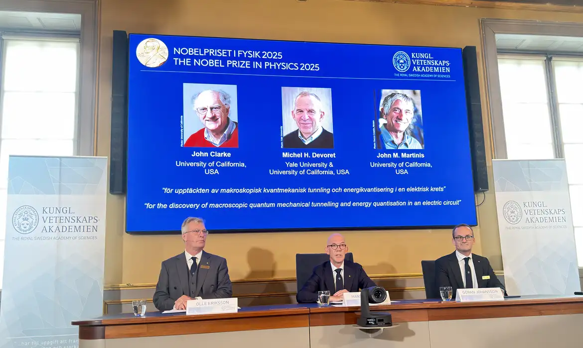 Trio recebe Nobel de Física de 2025 por descoberta que amplia os efeitos da mecânica quântica