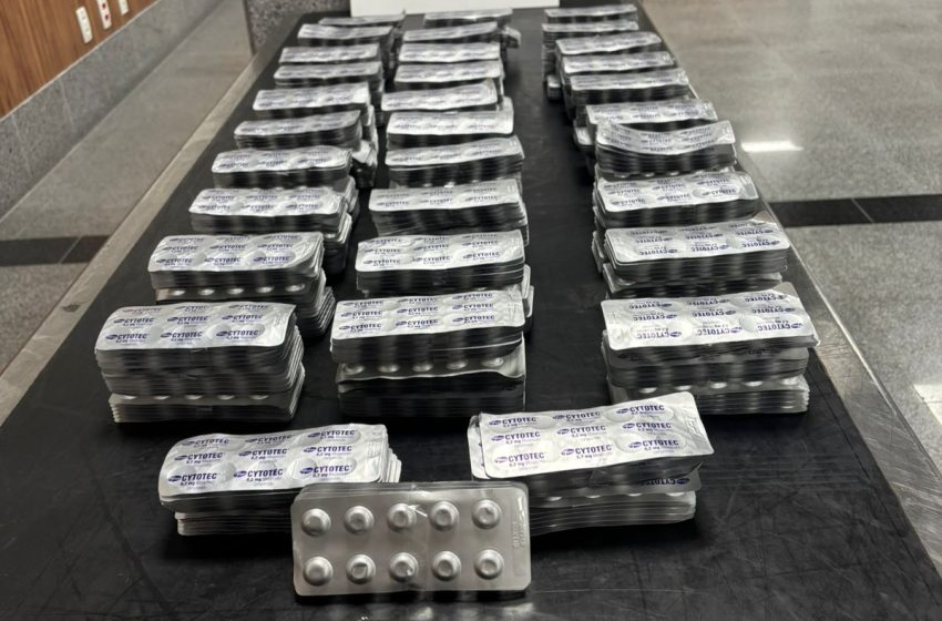 Idosa é flagrada com quase 10 mil comprimidos abortivos no Aeroporto de Salvado