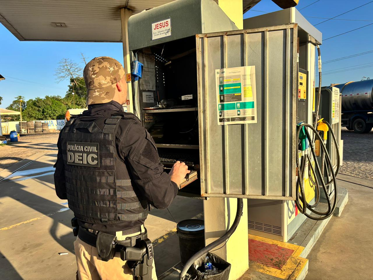 Operação contra adulteração de combustíveis na Bahia resulta em sete prisões e apreensão de carros de luxo