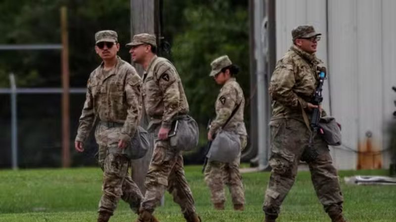 Tropas da Guarda Nacional chegam a Chicago e Trump diz que prefeito e governador “deveriam ser presos”