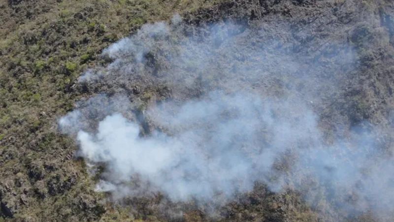 Incêndio atinge Serra de São José, área de proteção ambiental em Minas Gerais, pelo terceiro dia seguido