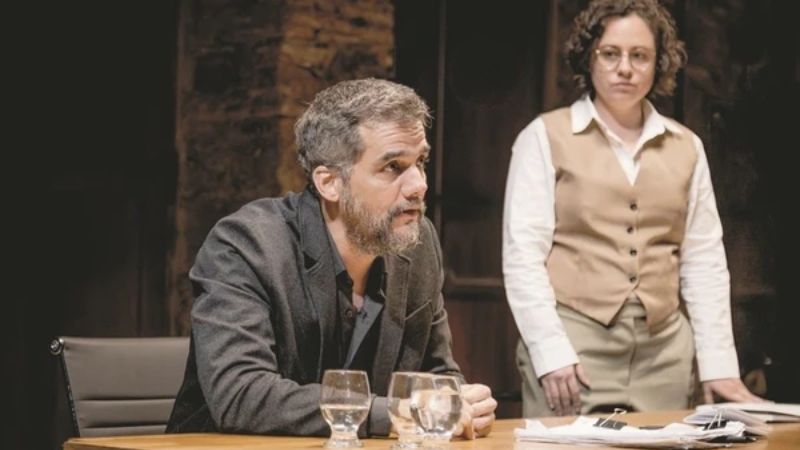 Espectadora interrompe peça de Wagner Moura em Salvador para reclamar do frio e gera polêmica