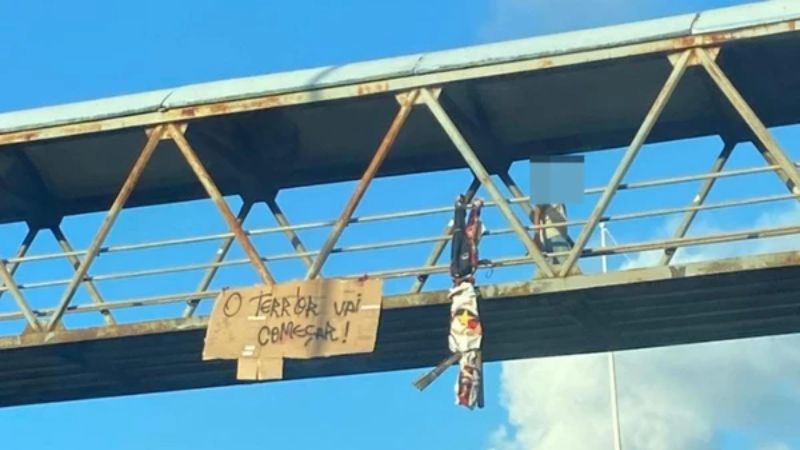 Bonecos com ameaças são pendurados em passarelas de Salvador antes do clássico Ba-Vi