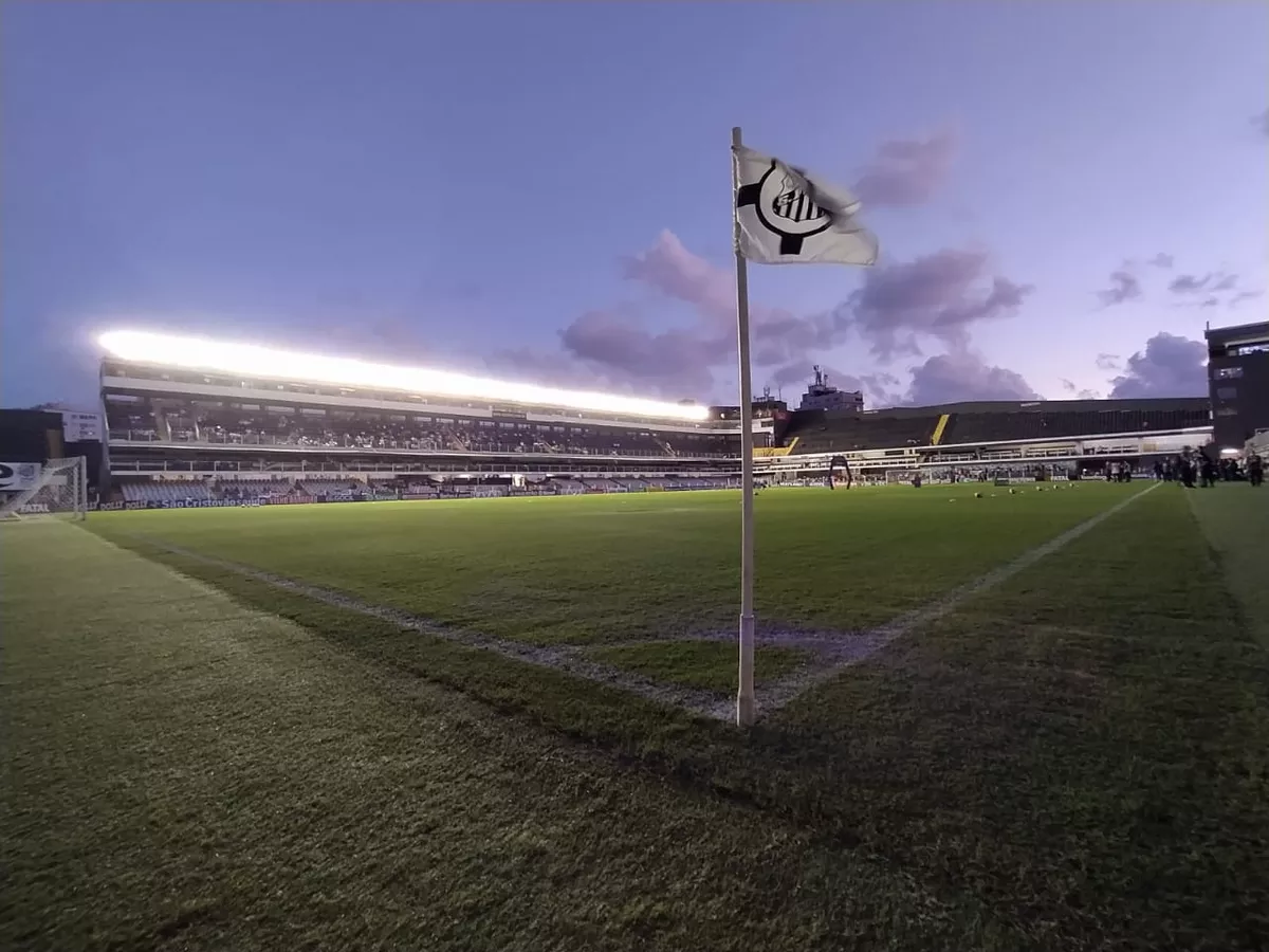 Santos e Vitória se enfrentam em duelo direto contra o rebaixamento