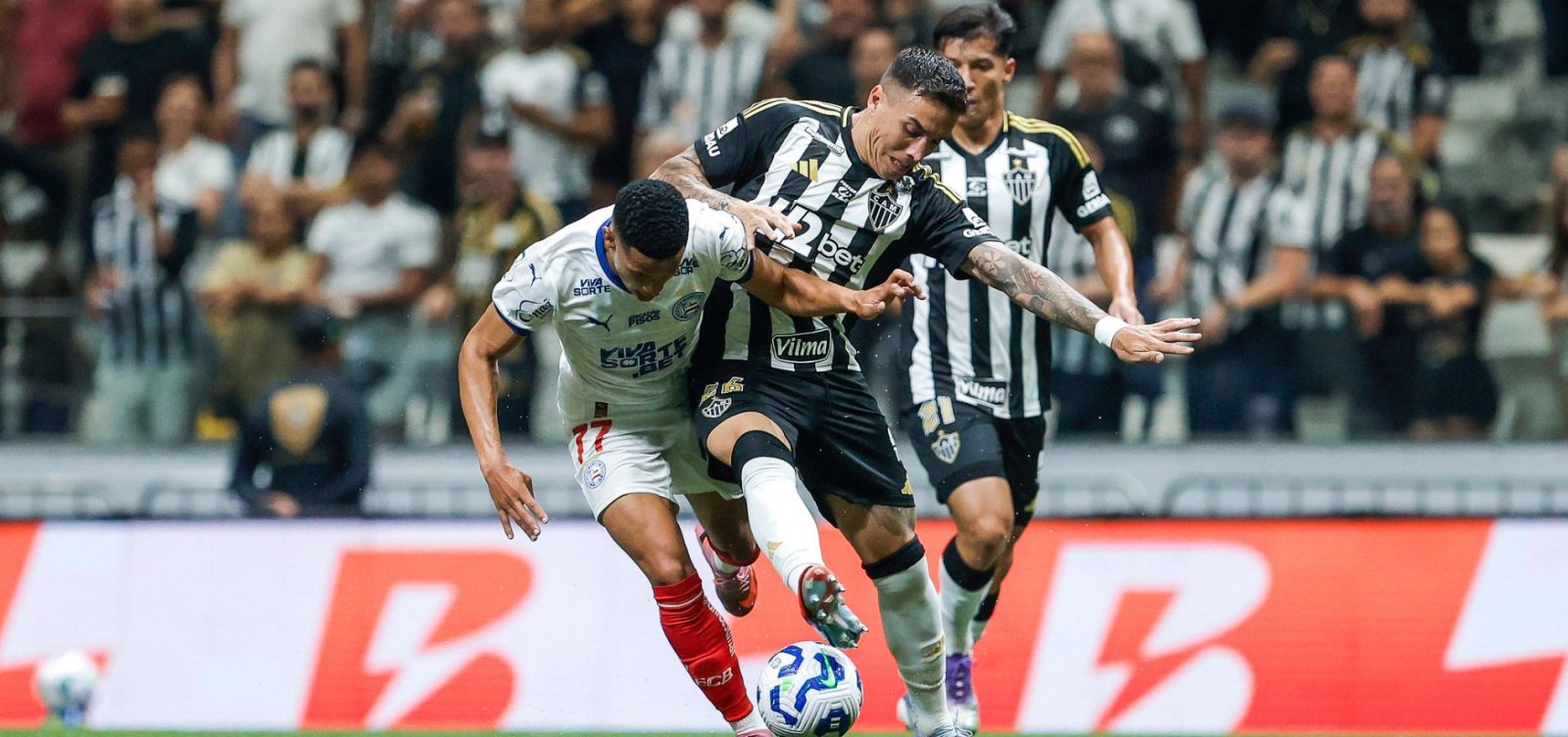 Com um a menos, Bahia é superado pelo Atlético-MG e amplia jejum fora de casa