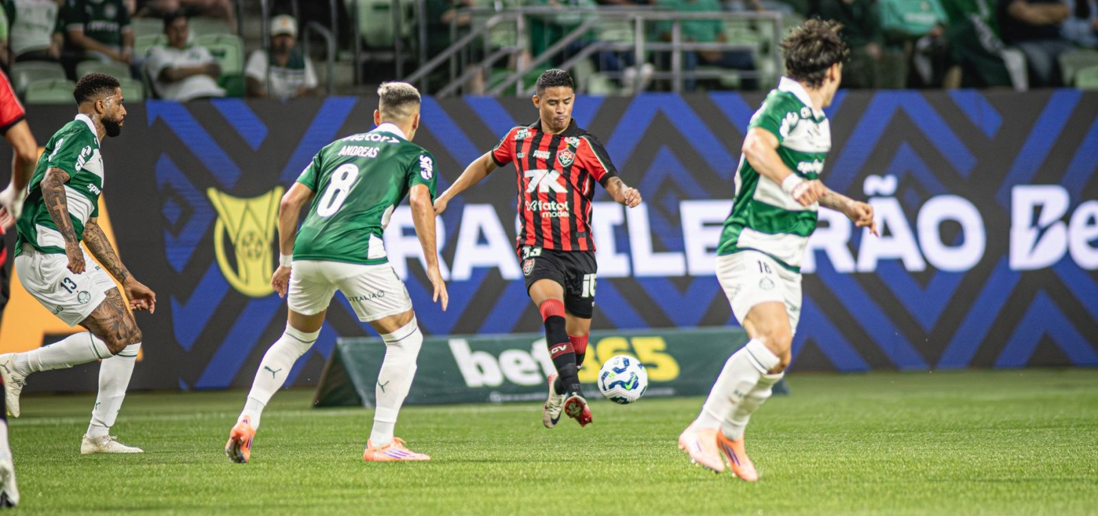 Vitória segura o Palmeiras no Allianz Parque e soma ponto importante; empate do Santos mantém Rubro-Negro no Z-4
