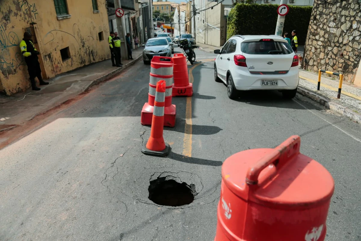 Buraco causa interdição parcial e desvia trânsito na Cardeal da Silva em Salvador